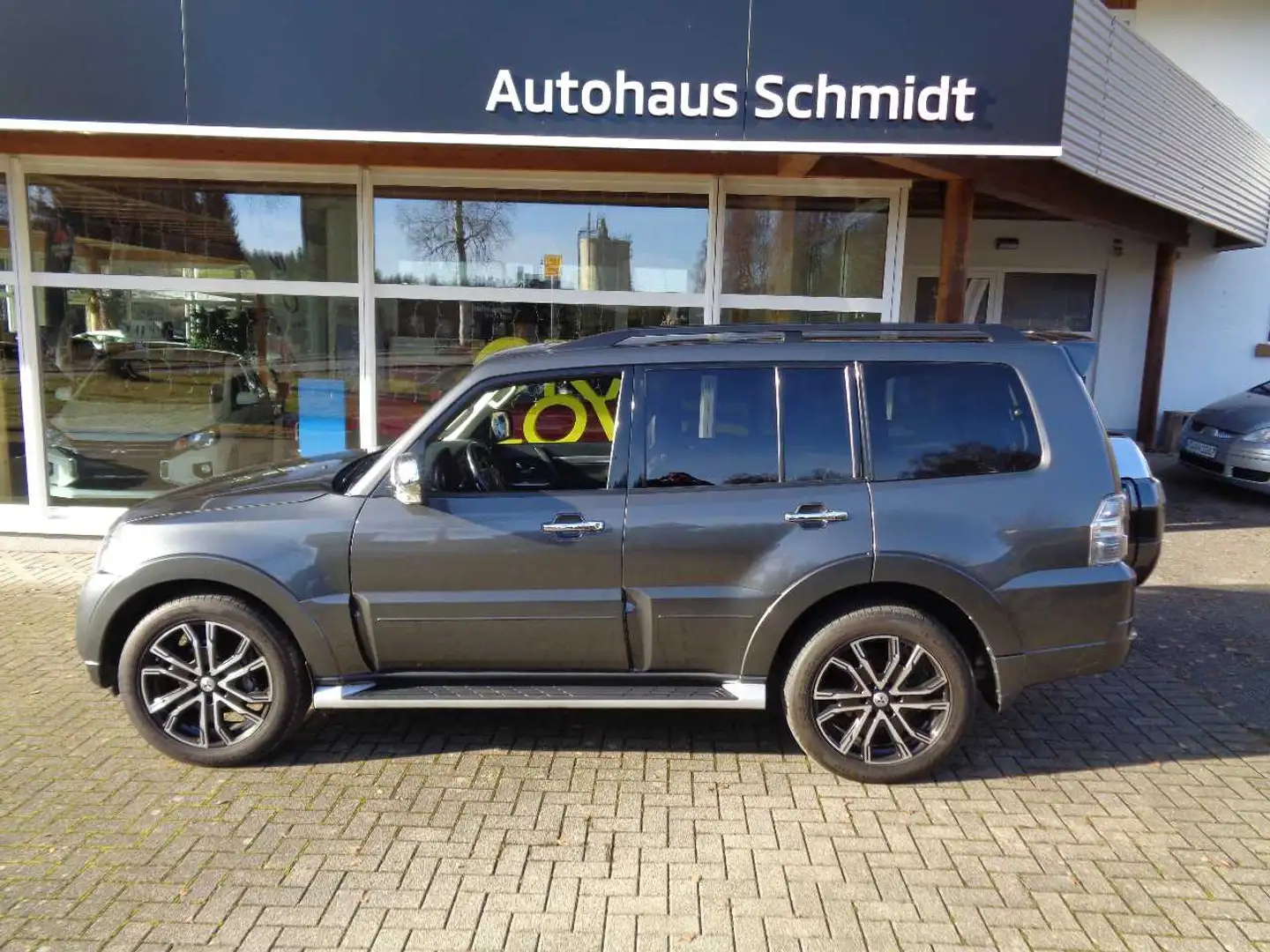 Mitsubishi Pajero 5-Türer Edition 3.2 DI-D Automatik Grau - 1