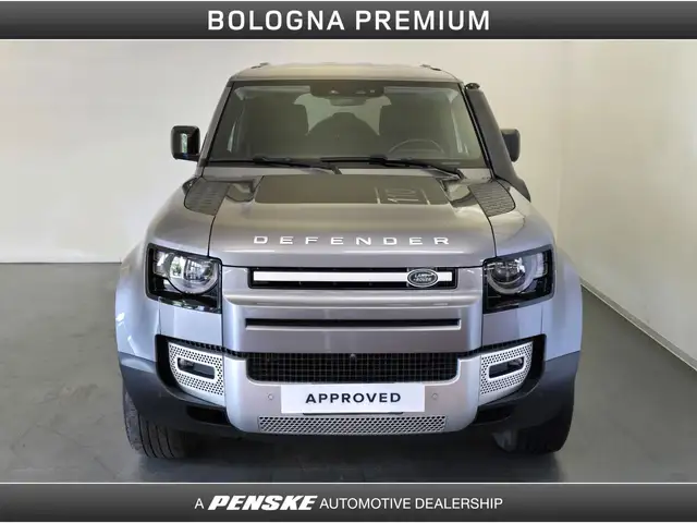 Land Rover Defender 110 view 8