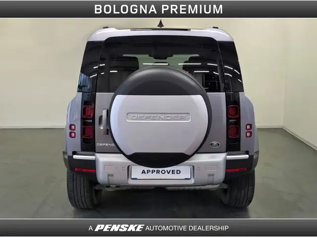 Land Rover Defender 110 view 7