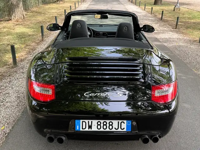 Porsche 911 view 6