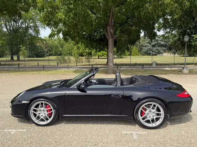 Porsche 911 view 3