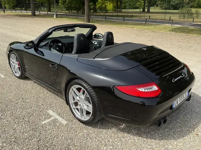 Porsche 911 view 8