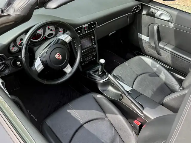 Porsche 911 view 9