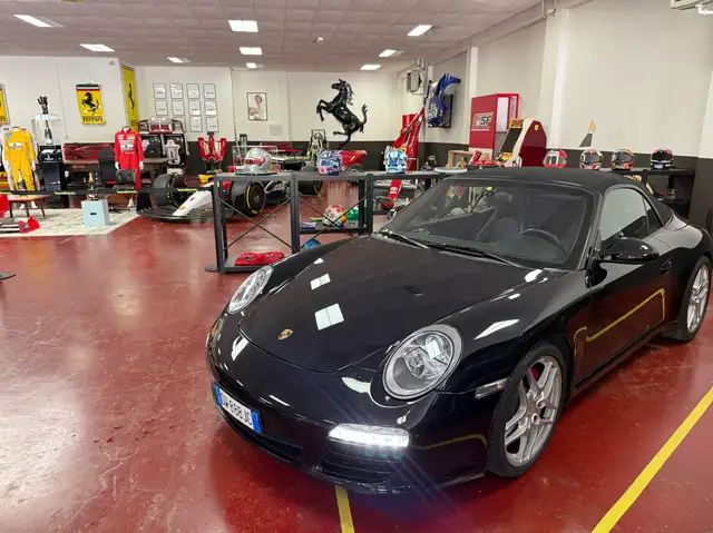 Porsche 911 view 25