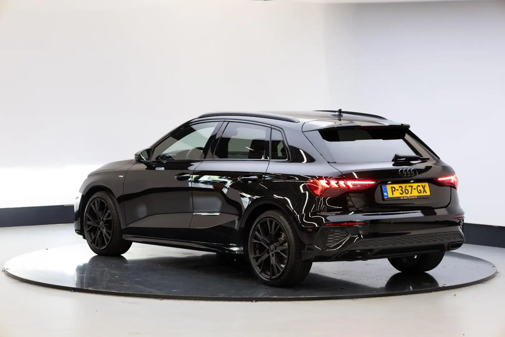 Audi A3 Sportback 30 TFSI S edition | Optiek Zwart | Zwart - 2