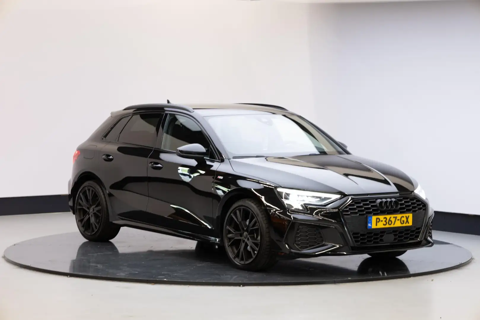 Audi A3 Sportback 30 TFSI S edition | Optiek Zwart | Zwart - 1