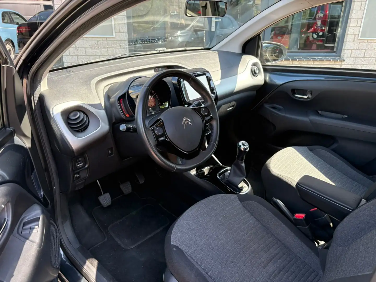 Citroen C1 1.2 PureTech Shine Camera NAP Dealer ODH Grijs - 2