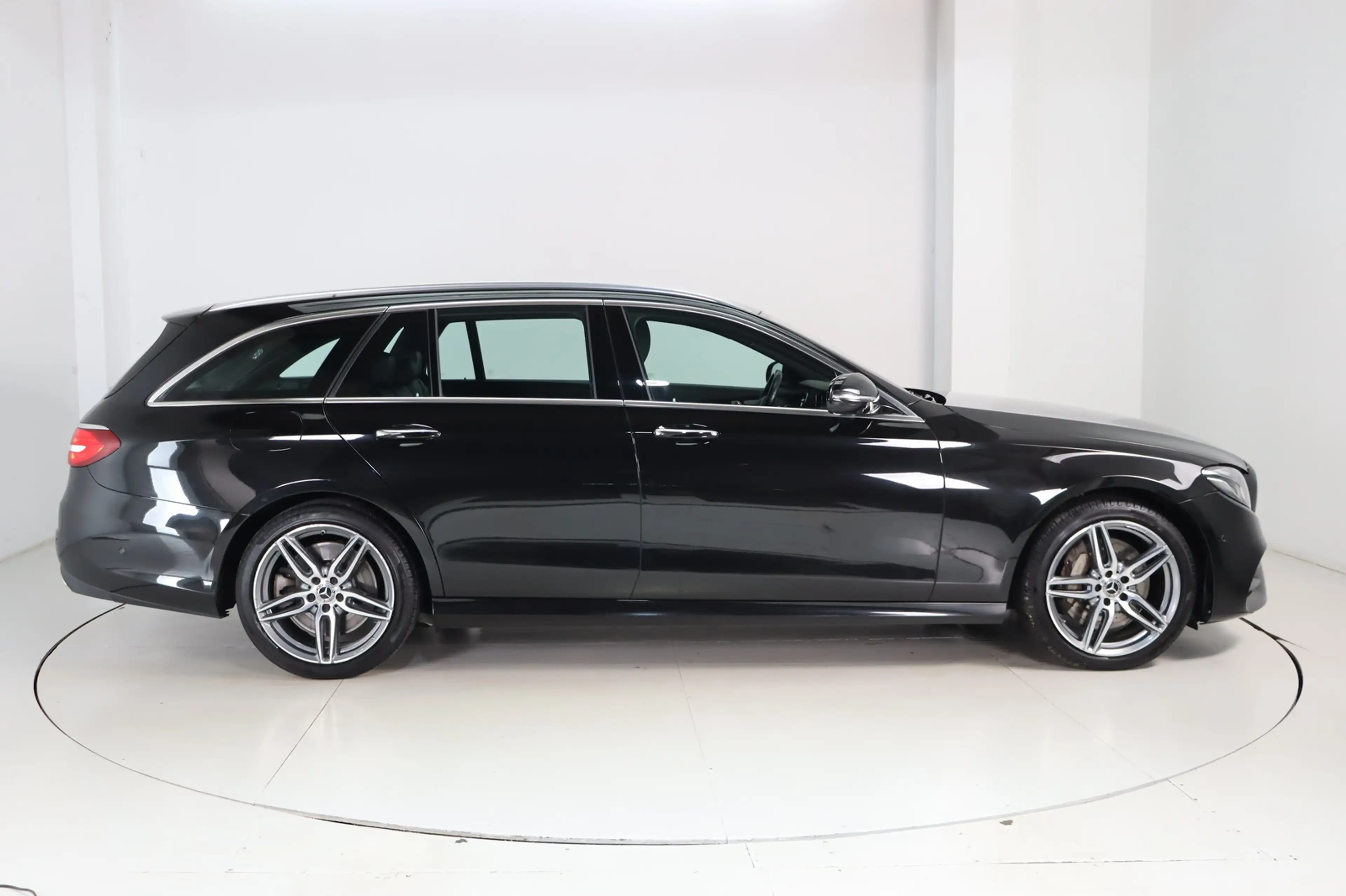 Mercedes-Benz E 400 4Matic AMG * DIS+ * Burmester * Pano * — photo 4
