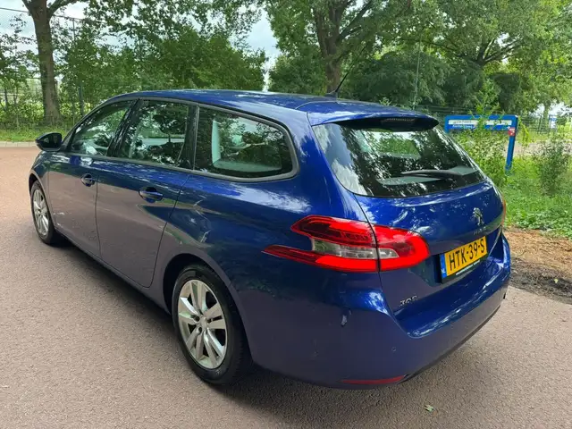 Peugeot 308 view 3