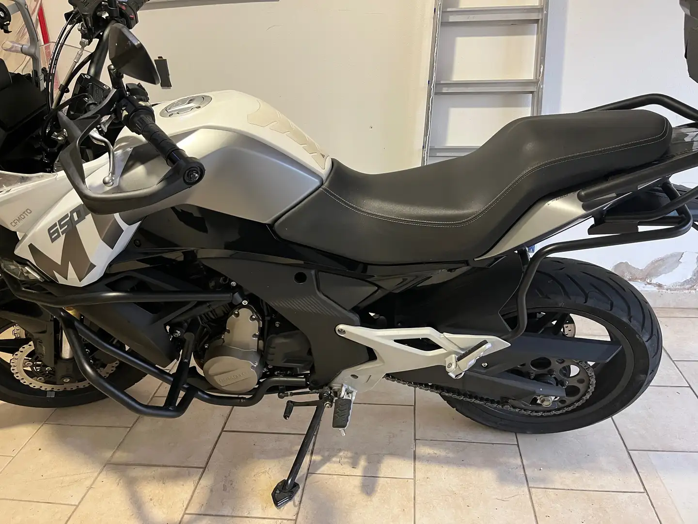 CFMOTO 650 MT Con valige e bsuletto motore con 32000km Fehér - 1