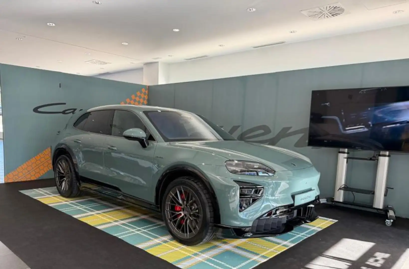 Porsche Cayenne Turbo Electric Schwarz - 2