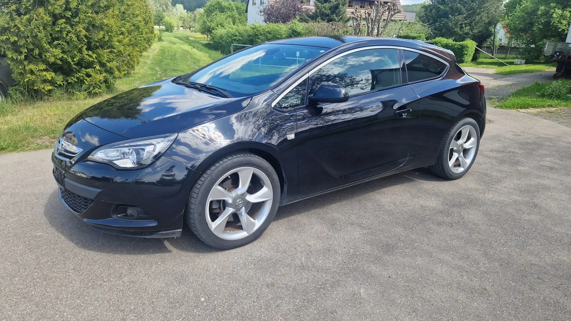 Opel Astra J GTC*Bi-Xenon*PDC*TÜV/AU NEU* Noir - 1