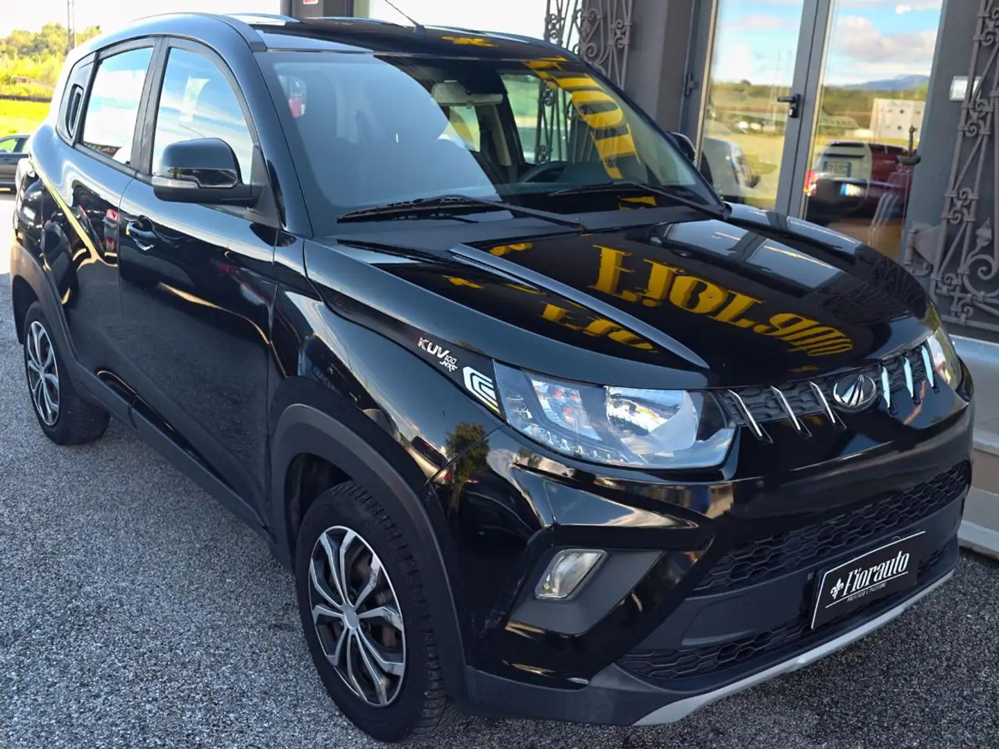 Mahindra KUV100 1.2 VVT M-Bifuel(GPL) K6+ GPL Schwarz - 2