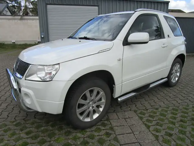 Suzuki Grand Vitara 1.6 Black and White