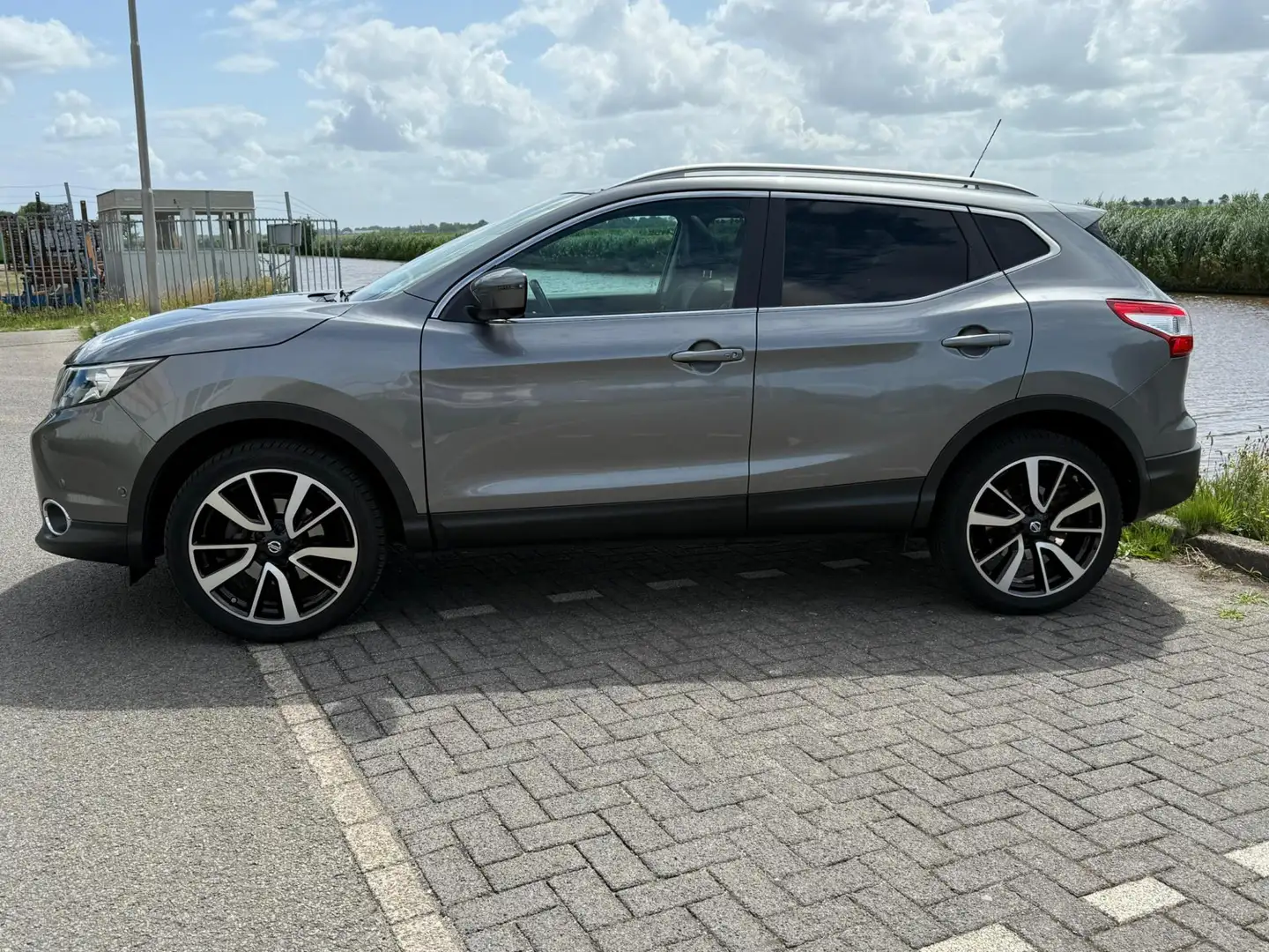 Nissan Qashqai 1.2 Tekna / trekhaak / leer volle zeer nette auto Grijs - 2