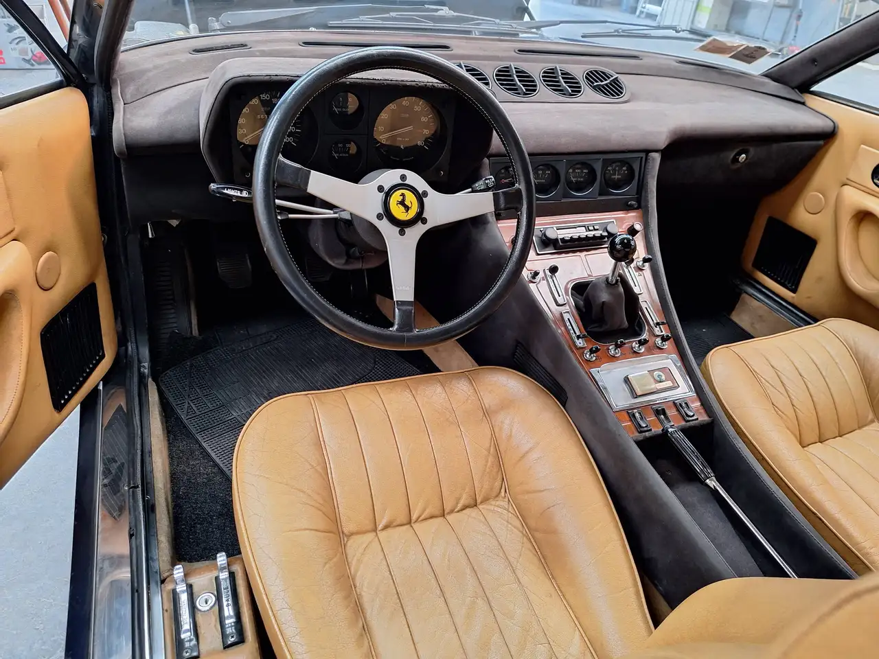 Ferrari 365 GT4 2+2, foto 2