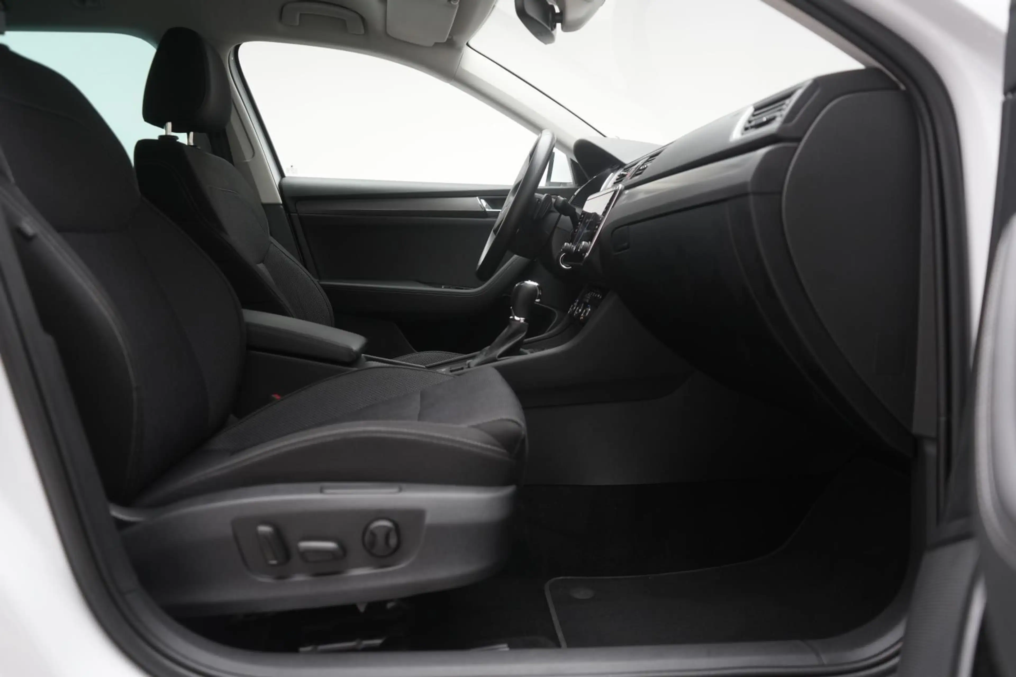 Skoda Superb 2.0 TDI DSG Style CarPlay/ACC/Virtual/Lan — photo 6