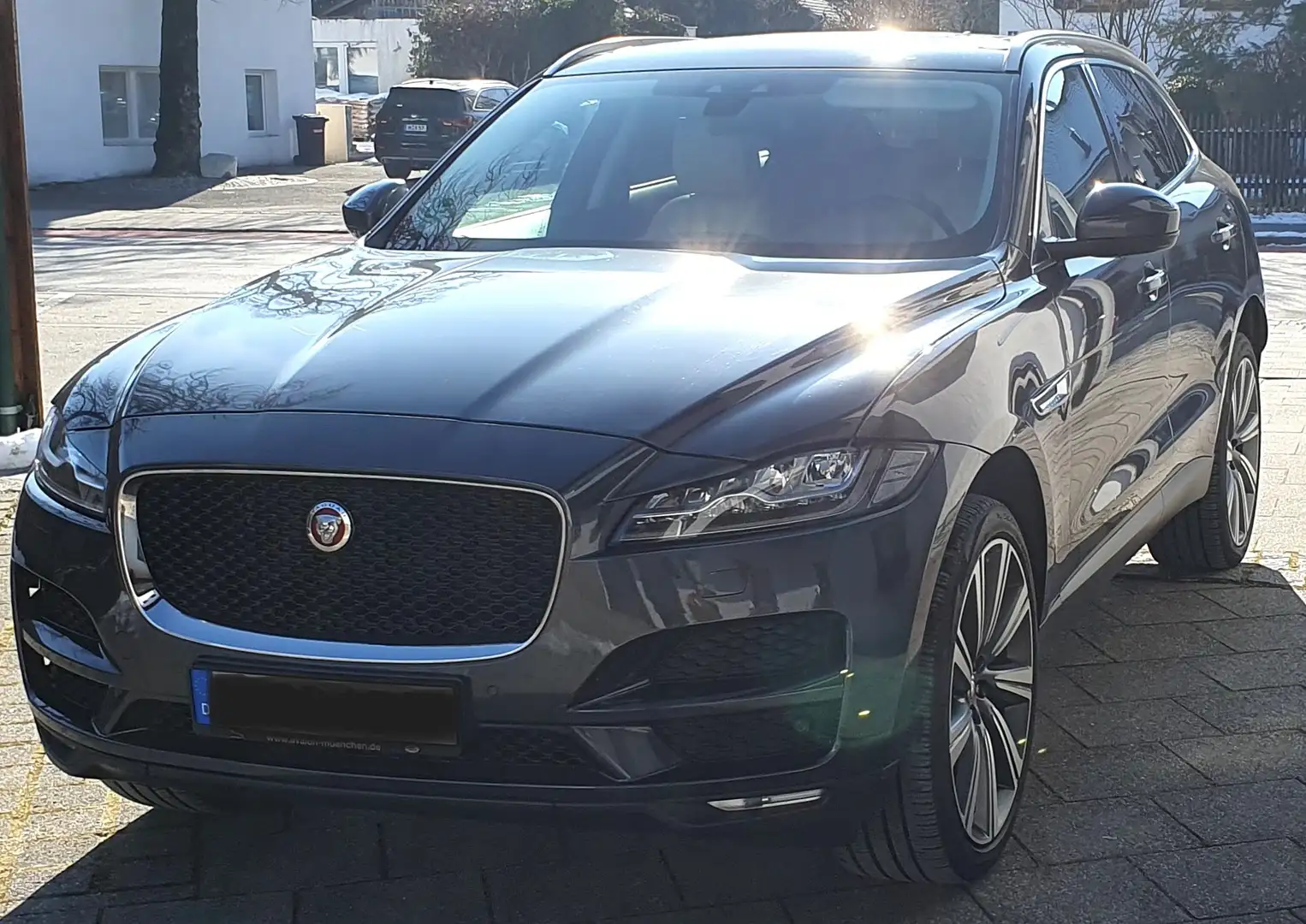 Jaguar F-Pace F-Pace 20d AWD Aut. Portfolio LED Grau - 1