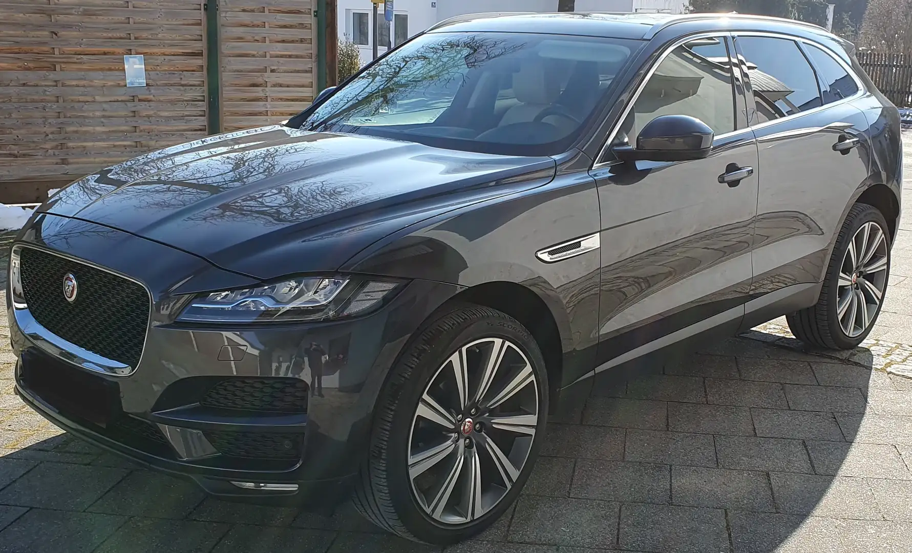 Jaguar F-Pace F-Pace 20d AWD Aut. Portfolio LED Grau - 2