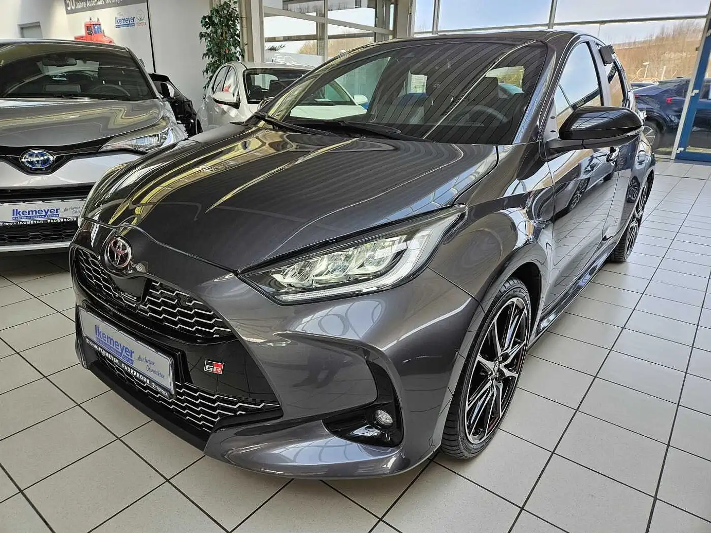 Toyota Yaris Hybrid 1.5 GR Sport 18 Zoll LED ACC Sitzheizung Sm Grau - 1