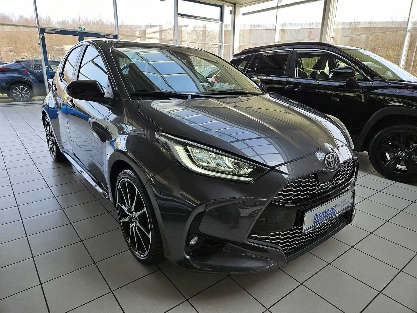 Toyota Yaris Hybrid 1.5 GR Sport 18 Zoll LED ACC Sitzheizung Sm Grau - 2