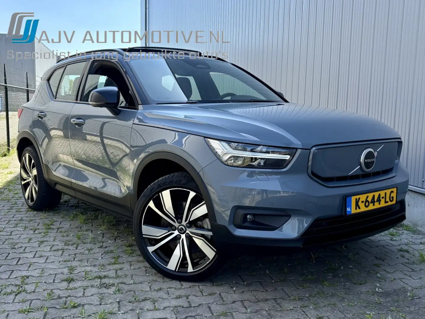 Volvo XC40 RECHARGE P8 AWD R-DESIGN SOH94% /PANO/TREKHAAK/LED Grijs - 1