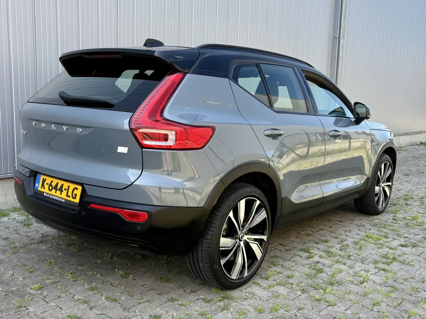 Volvo XC40 RECHARGE P8 AWD R-DESIGN SOH94% /PANO/TREKHAAK/LED Grijs - 2