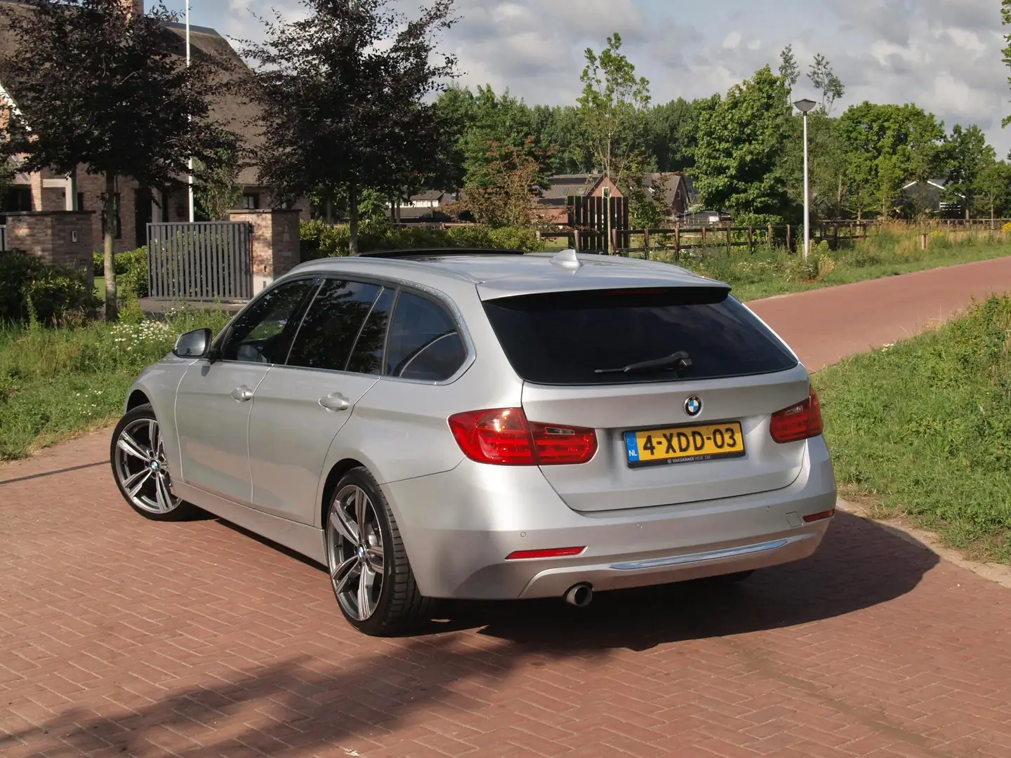 BMW 320 3-serie Touring 320i Executive | Panoramadak | Cru Grijs - 2