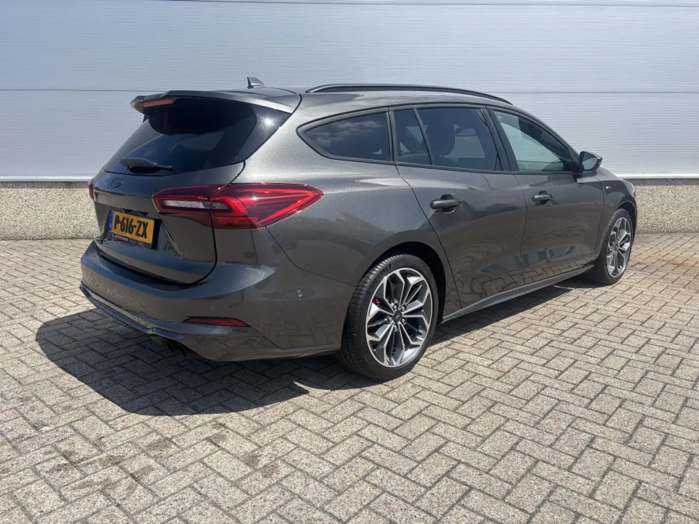 Ford Focus Wagon 1.0 EcoB. ST Line. X Bns DRIVERPACK! WINTERP Gris - 2