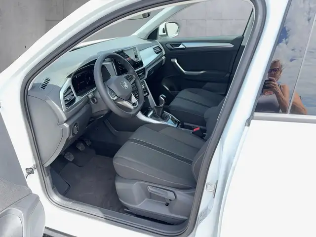 Volkswagen T-Roc view 9
