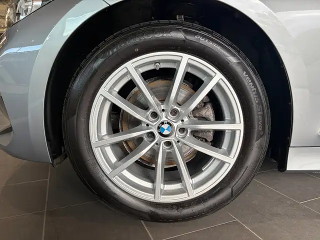 BMW 3 Series view 9