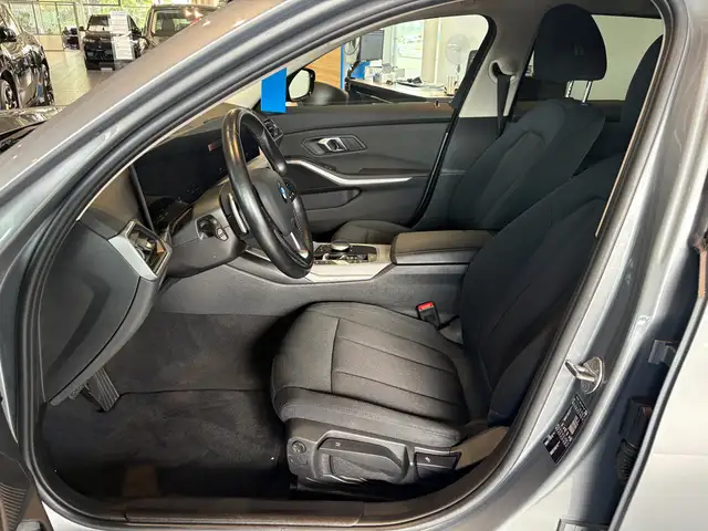 BMW 3 Series view 11