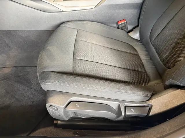 BMW 3 Series view 18