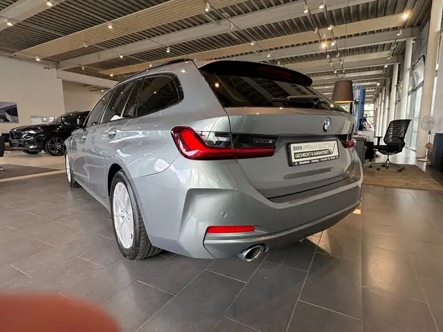 BMW 3 Series view 4