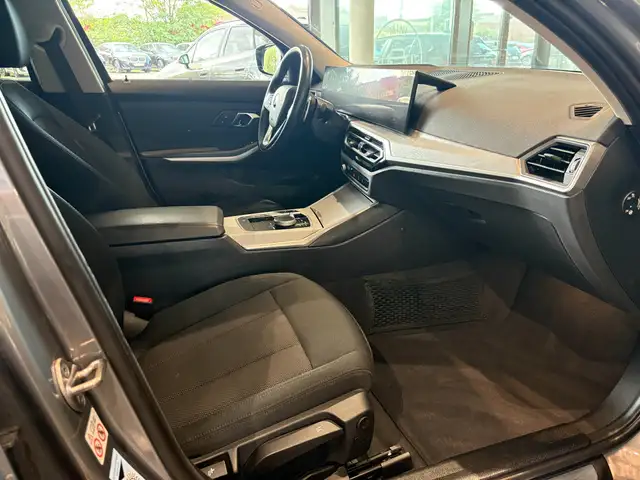BMW 3 Series view 27