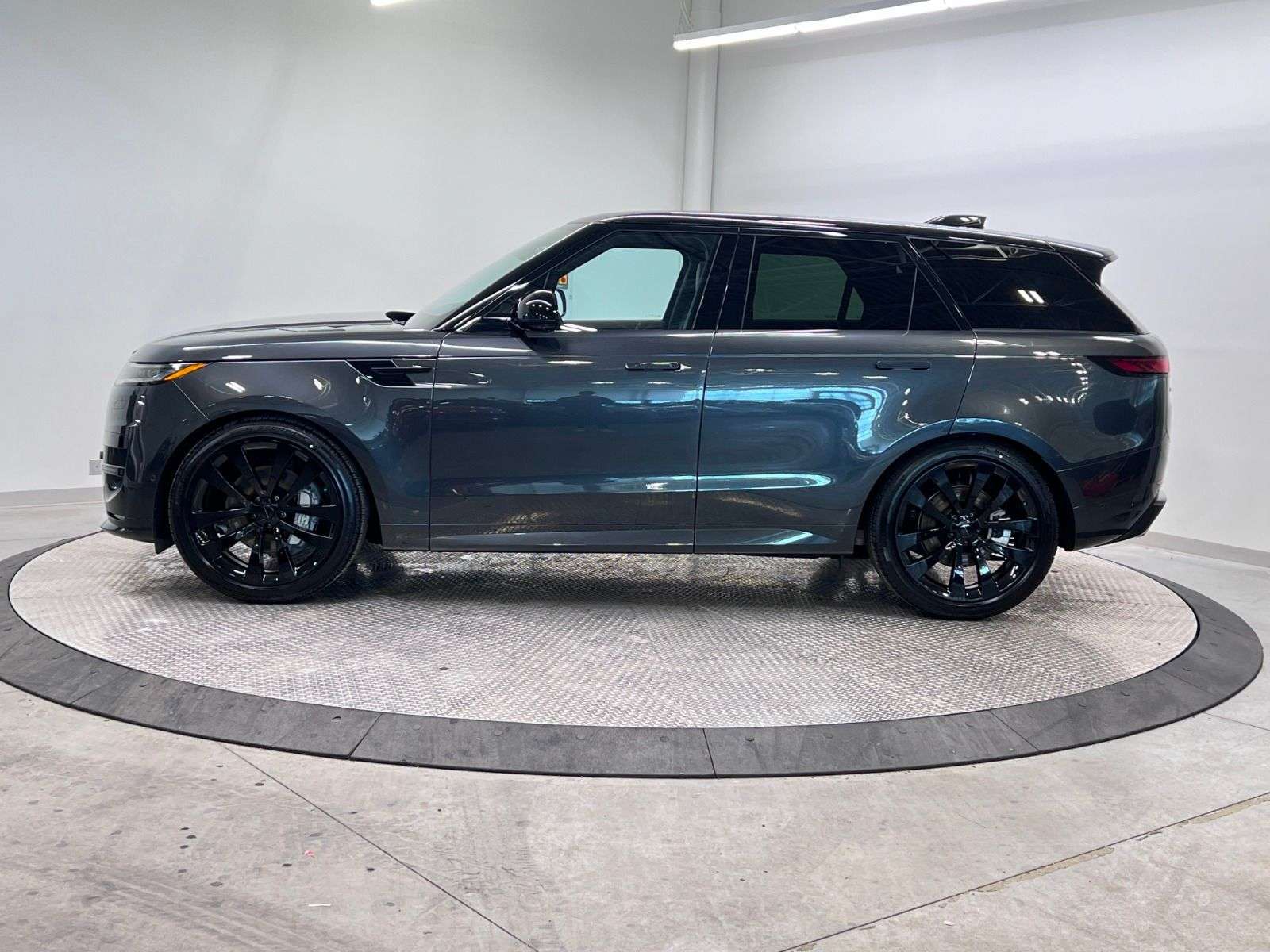 2026 Land Rover Range Rover Sport P400 DYNAMIC HSE alt 2