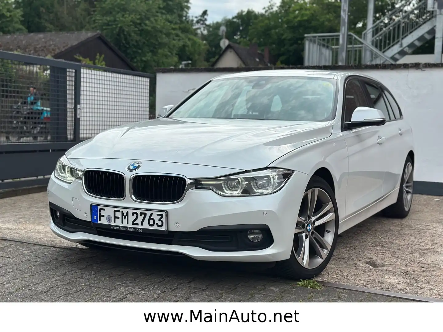 BMW 318 d Touring Aut/SportSitze/CAM/NaviProf/LED/18" Weiß - 2