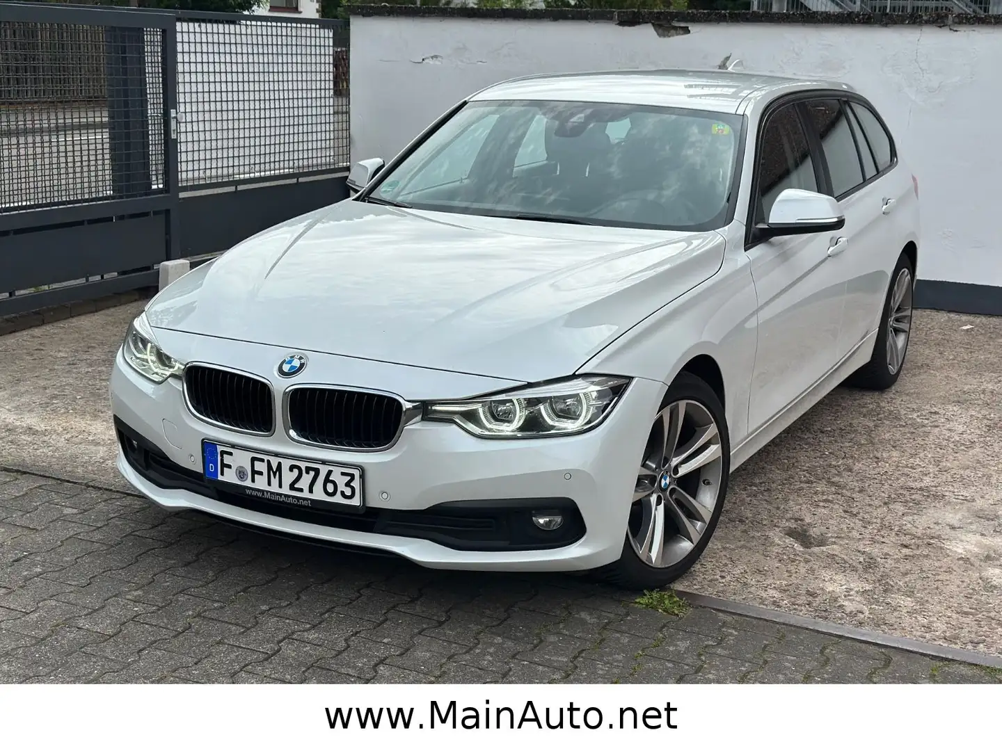 BMW 318 d Touring Aut/SportSitze/CAM/NaviProf/LED/18" Weiß - 1