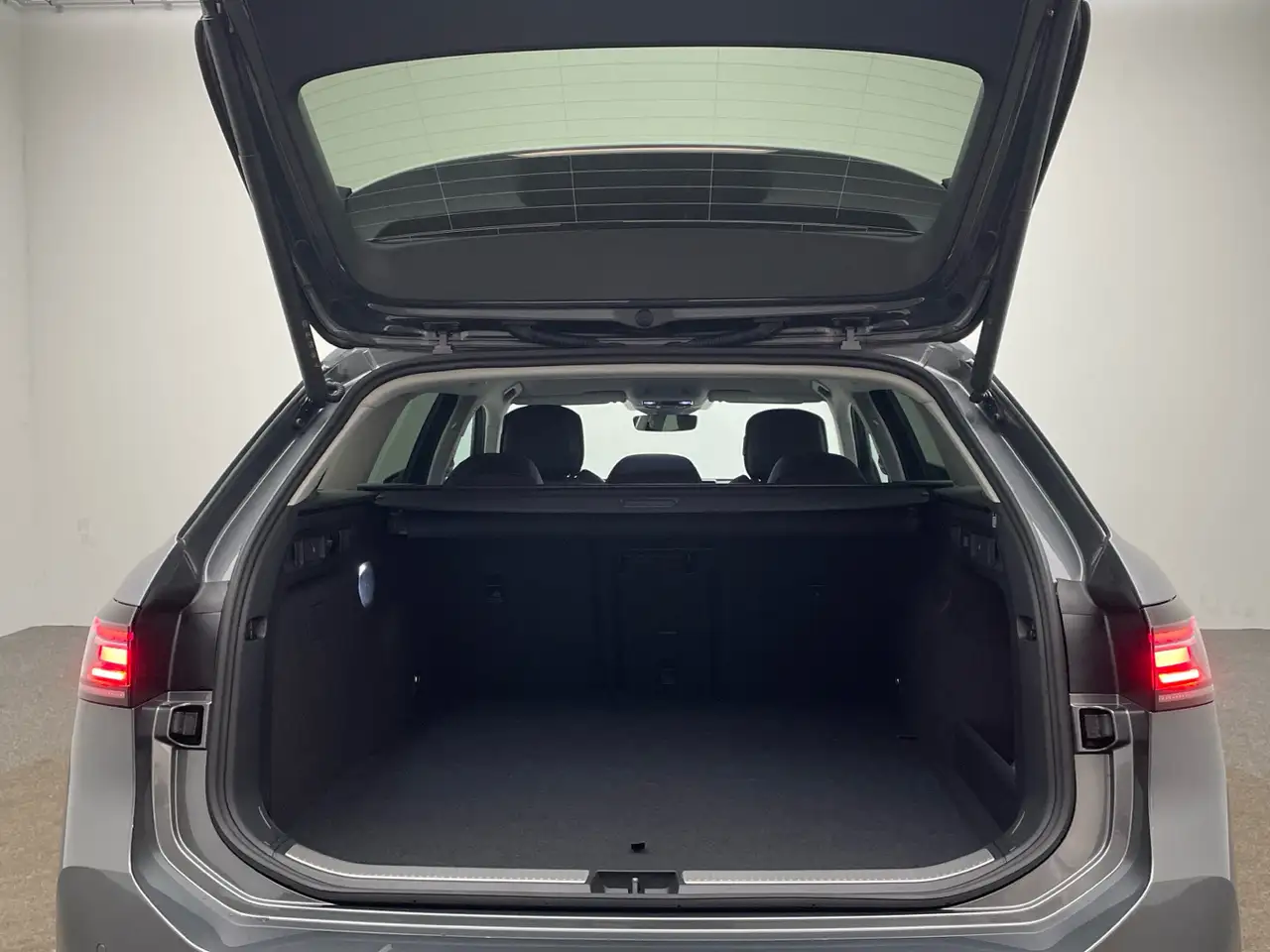 Volkswagen Passat Variant Elegance 1,5 eHybrid Matrix Navi 13