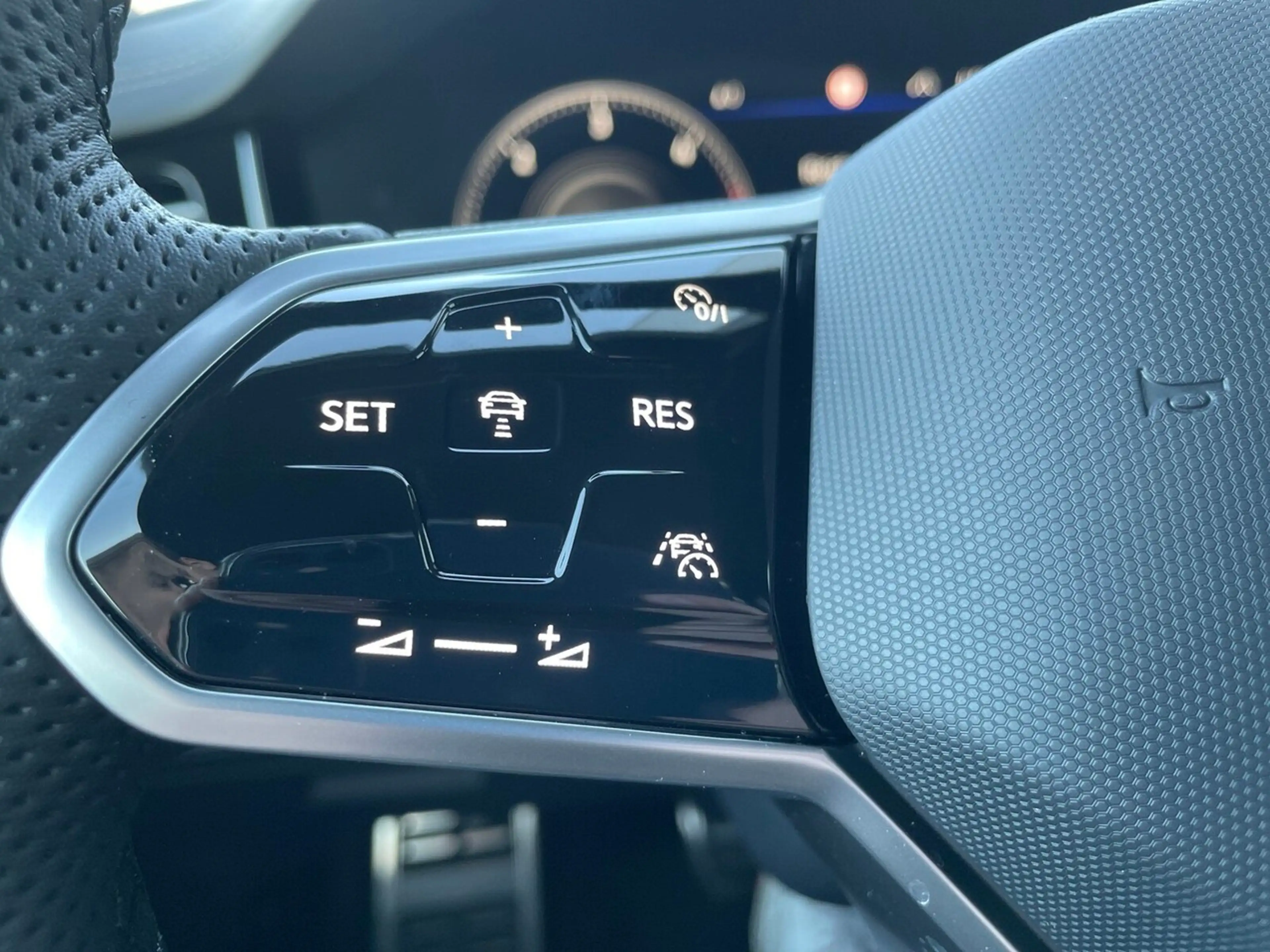 Volkswagen Touareg 3,0 l V6 TDI Tiptronic 4motion R-Line — photo 12