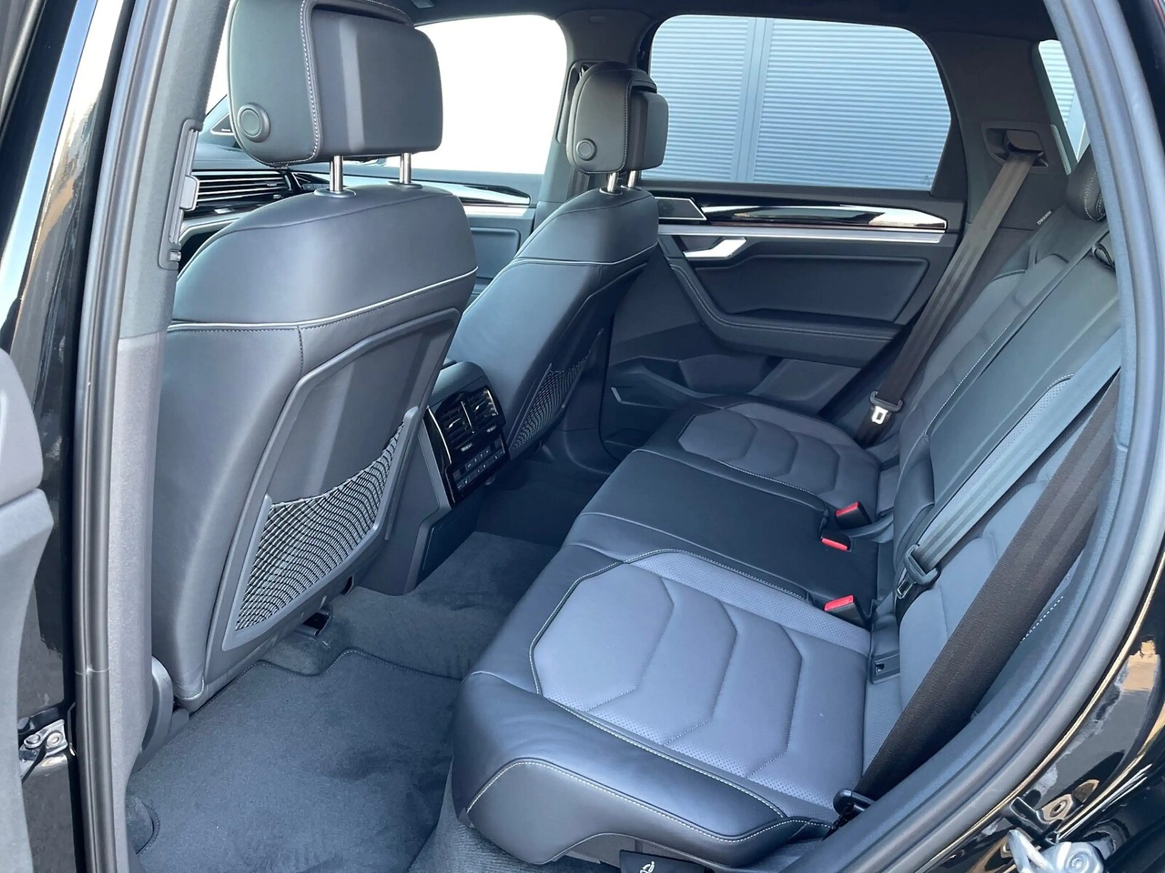 Volkswagen Touareg 3,0 l V6 TDI Tiptronic 4motion R-Line — photo 9