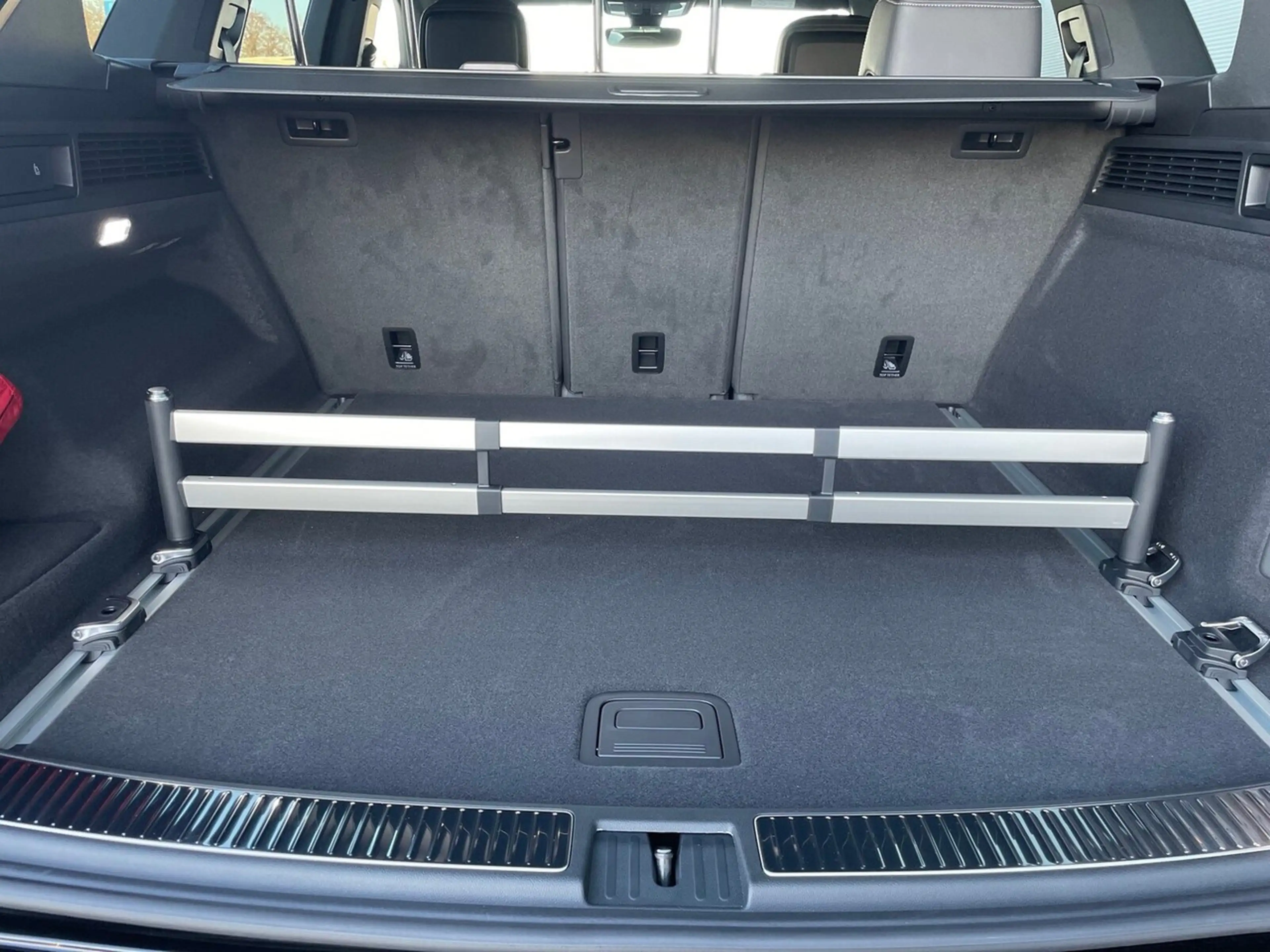 Volkswagen Touareg 3,0 l V6 TDI Tiptronic 4motion R-Line — photo 10