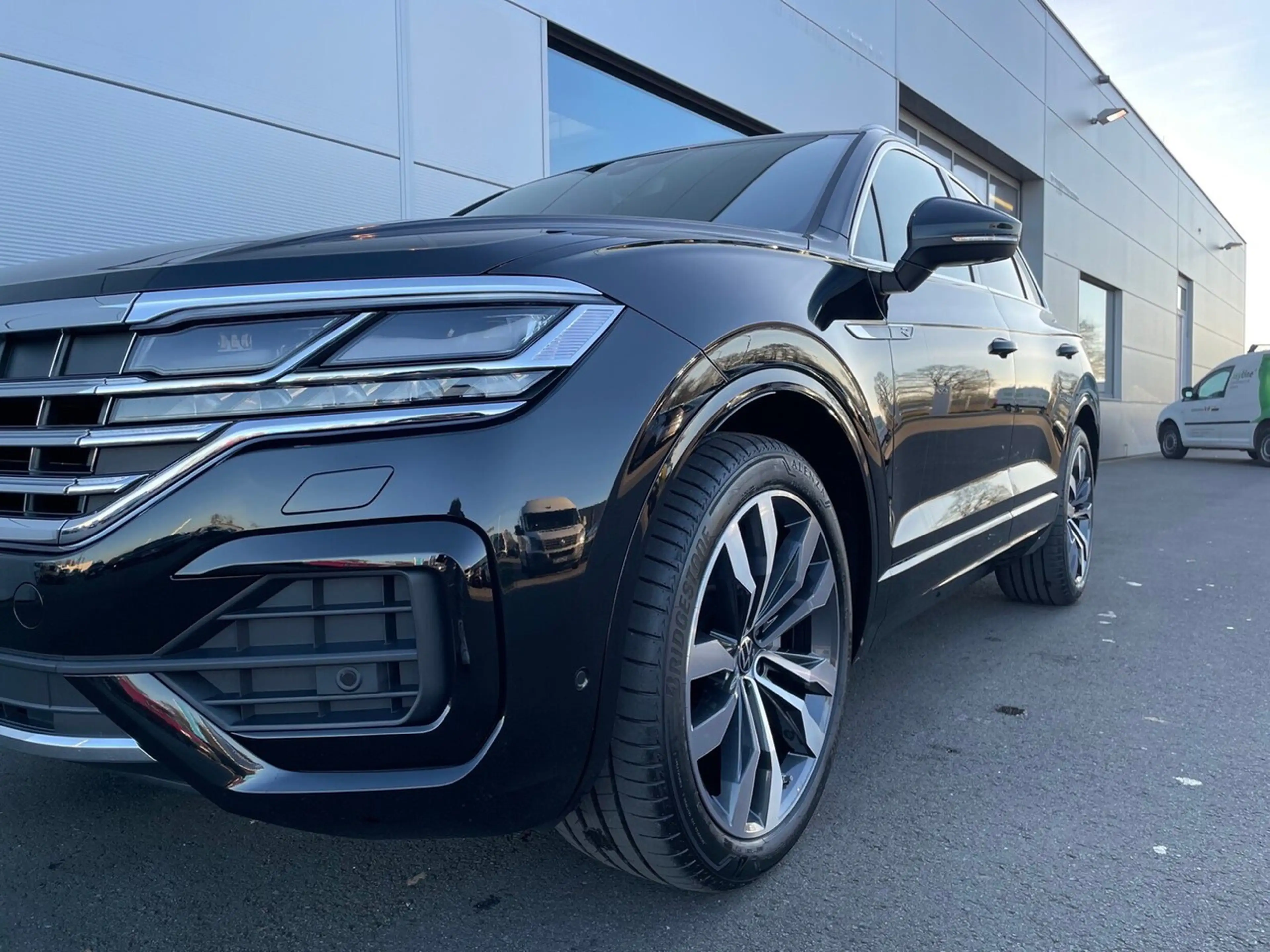 Volkswagen Touareg 3,0 l V6 TDI Tiptronic 4motion R-Line — photo 3