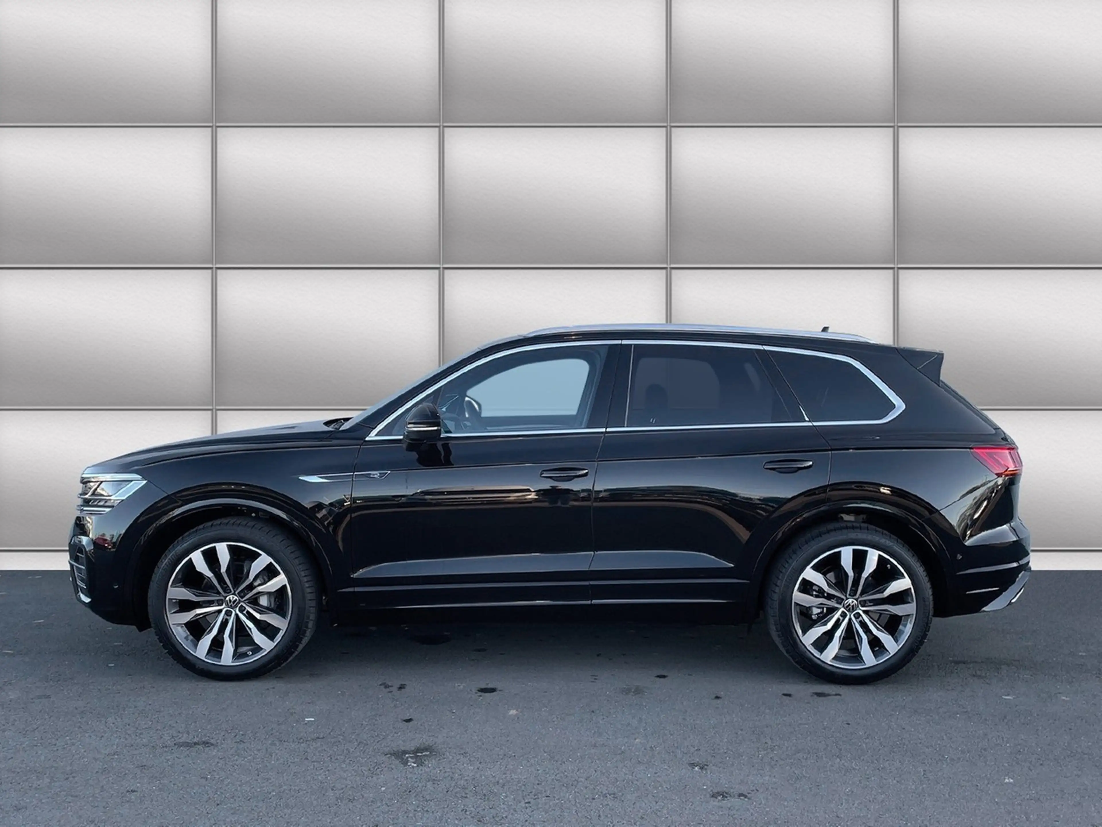 Volkswagen Touareg 3,0 l V6 TDI Tiptronic 4motion R-Line — photo 2
