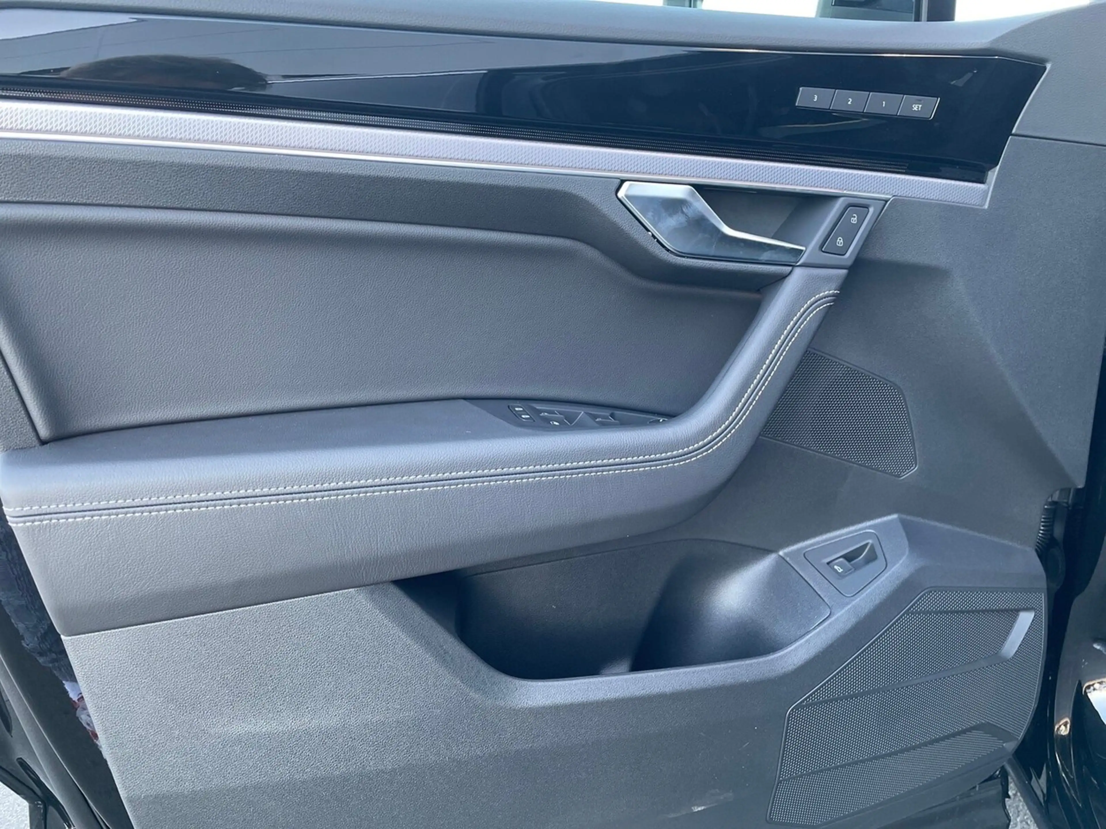 Volkswagen Touareg 3,0 l V6 TDI Tiptronic 4motion R-Line — photo 4