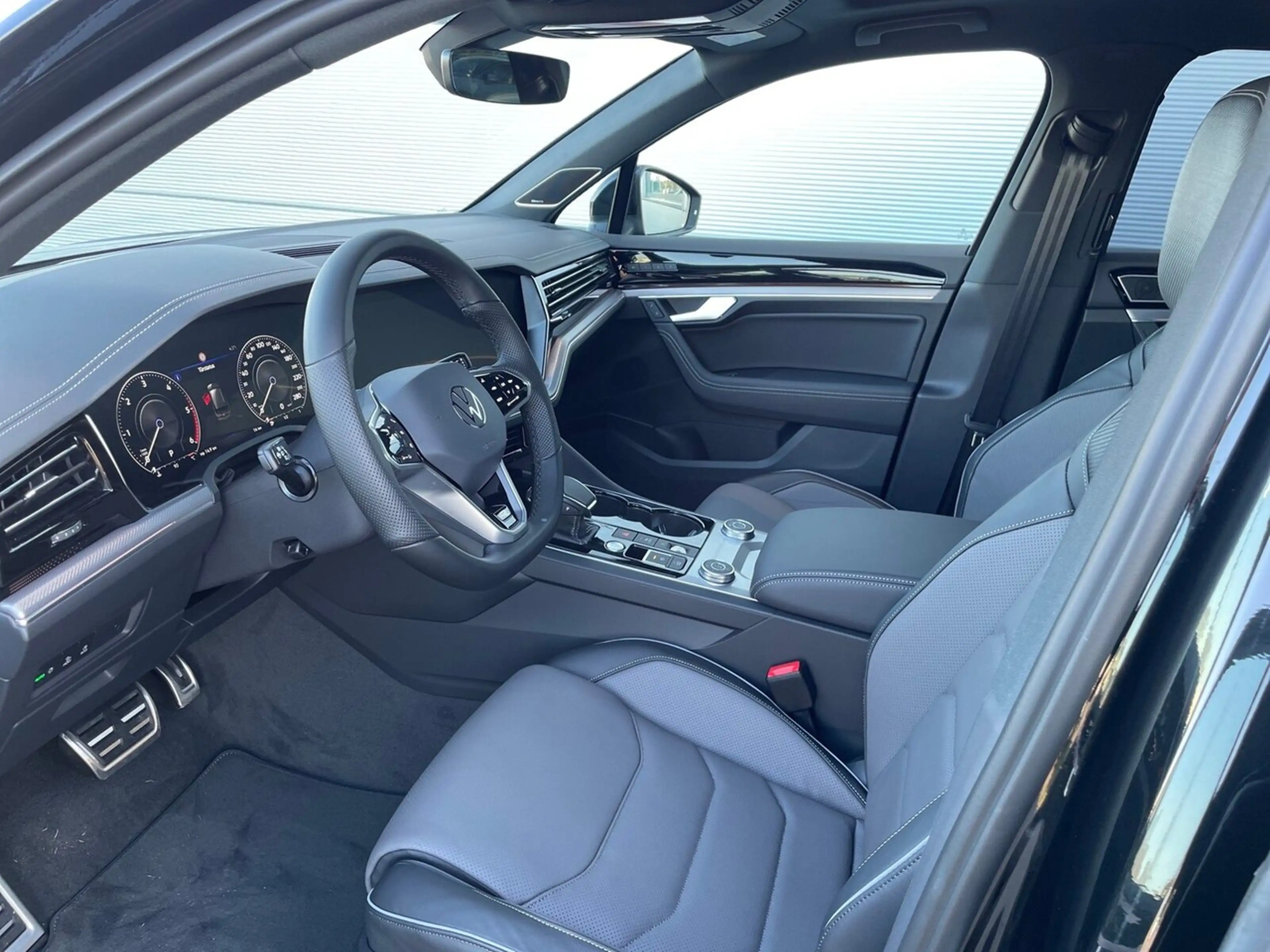 Volkswagen Touareg 3,0 l V6 TDI Tiptronic 4motion R-Line — photo 5