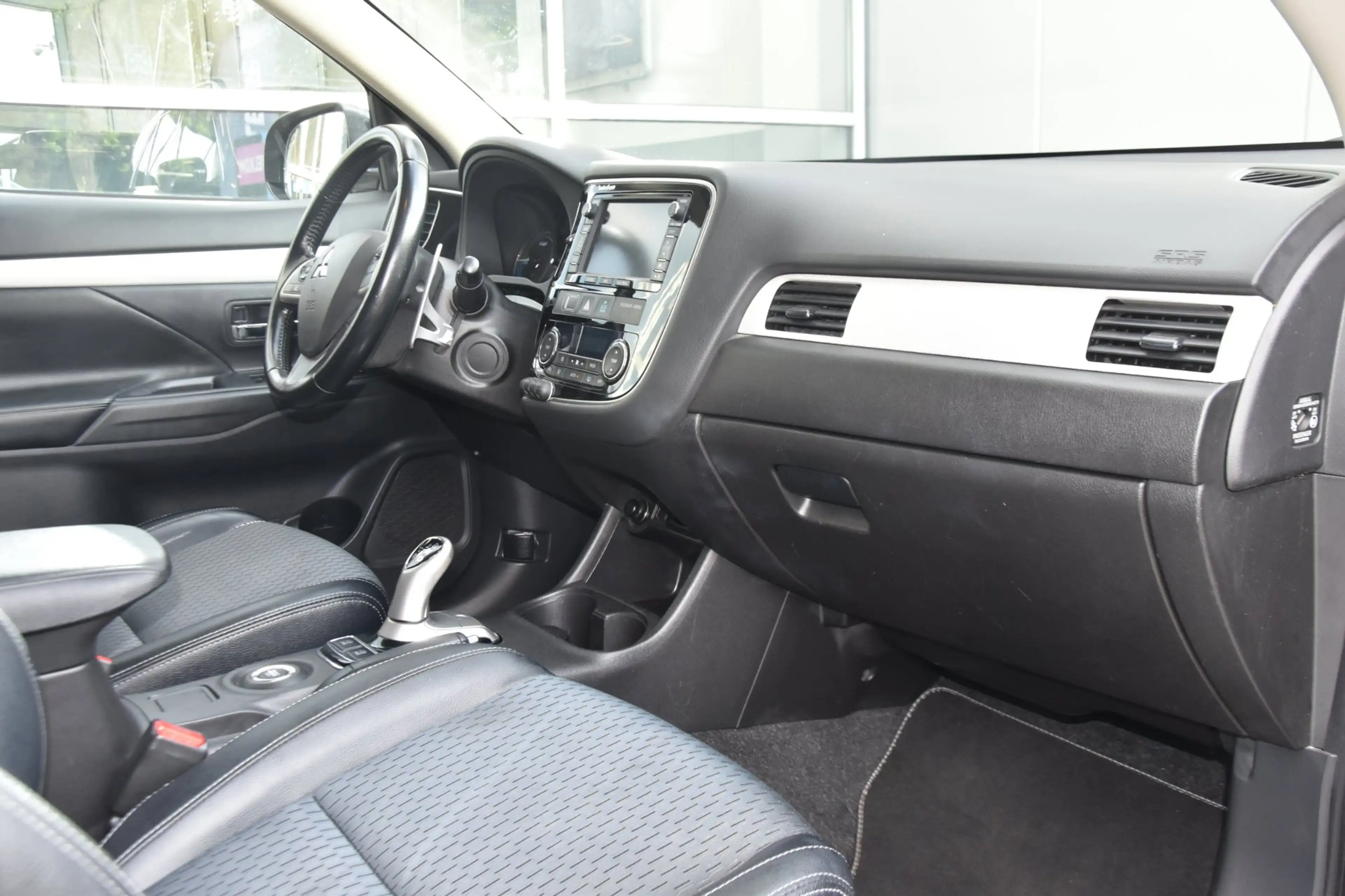 Mitsubishi Outlander 2.0 PHEV Executive Edition Airco Leder Pdc Camera — photo 10