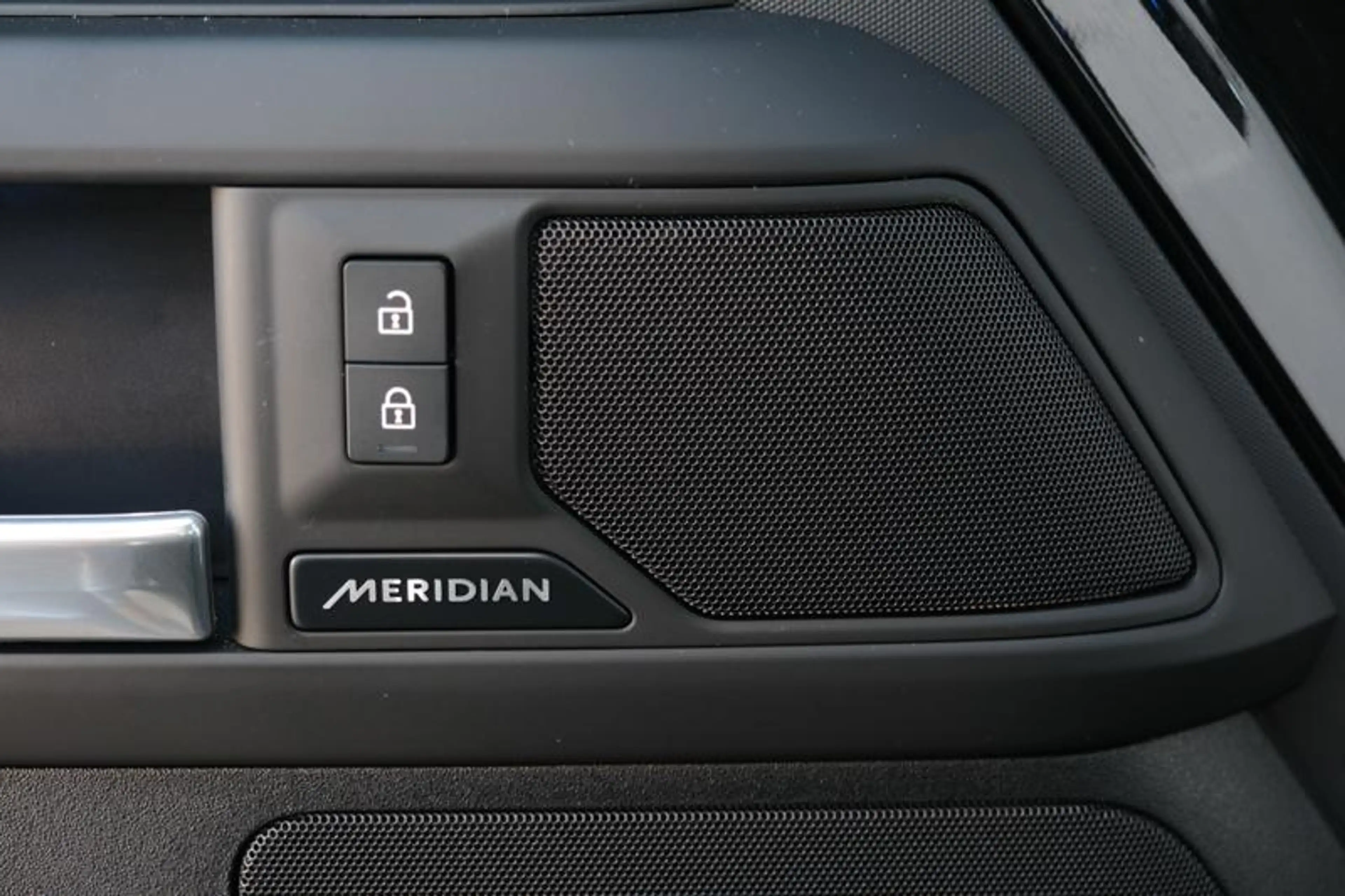 Land Rover Defender 130 D300 X-Dynamic SE | TERRAIN RESPONSE | MERIDIA — photo 13
