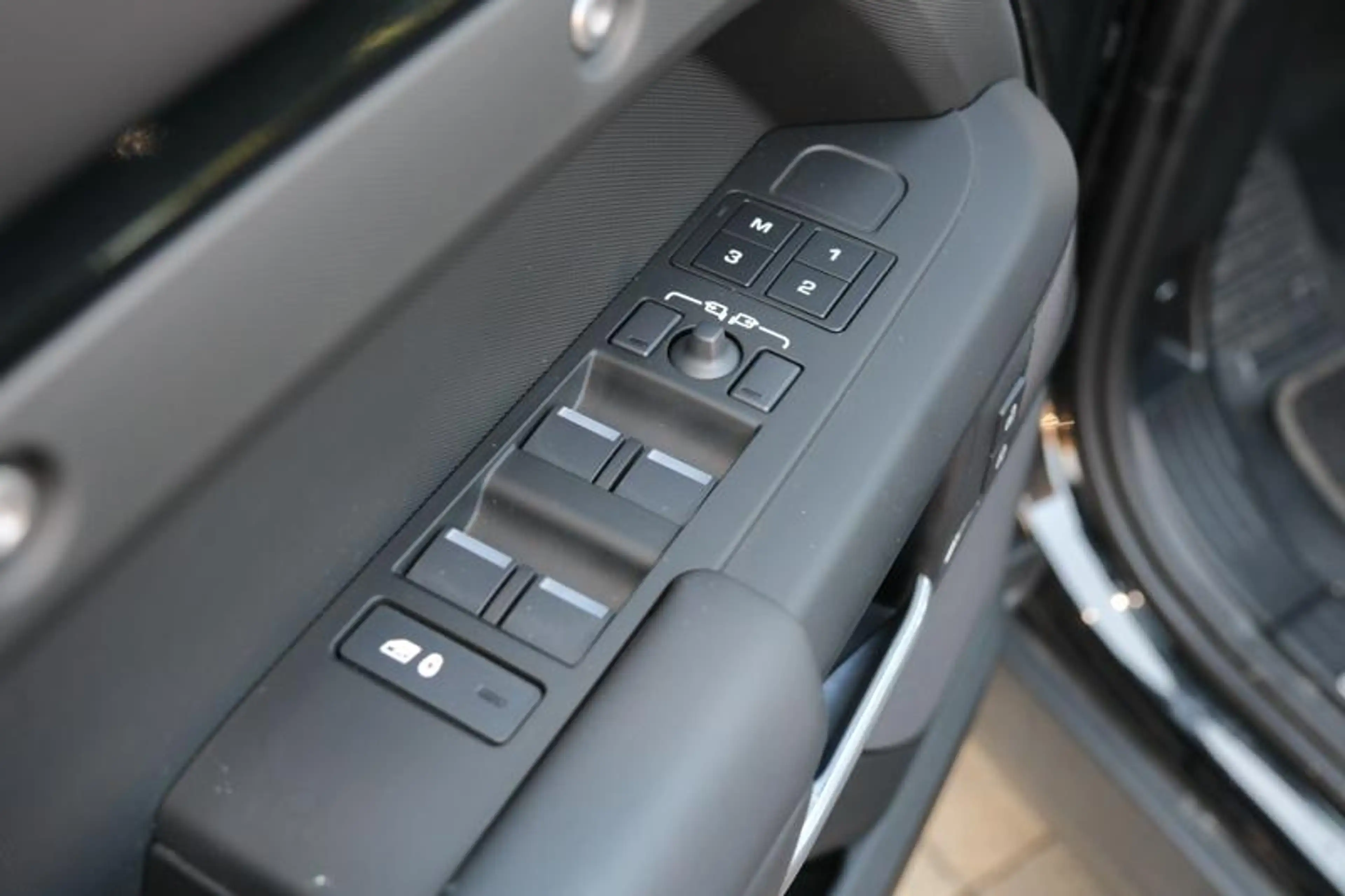 Land Rover Defender 130 D300 X-Dynamic SE | TERRAIN RESPONSE | MERIDIA — photo 12