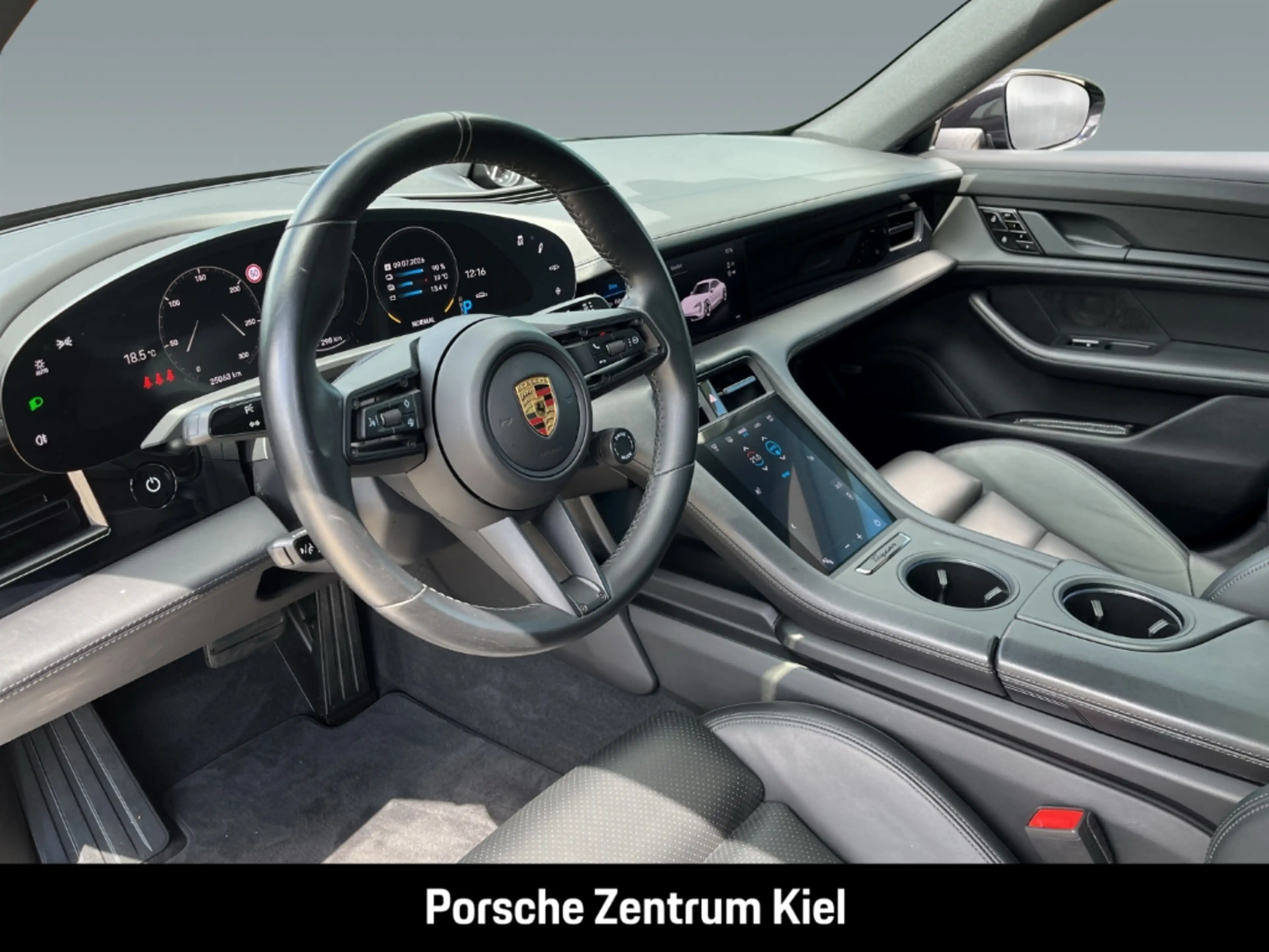 Porsche Taycan 4S — photo 11